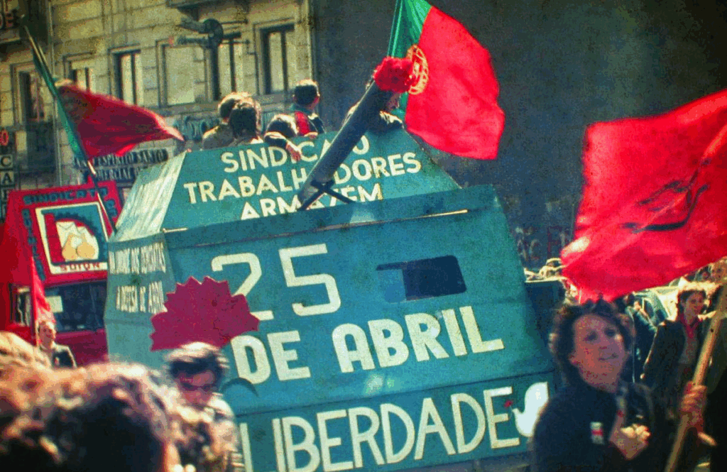 Manifestação do 25 de abril de 1983 na cidade do Porto por Henrique Matos. Revolução dos cravos. 