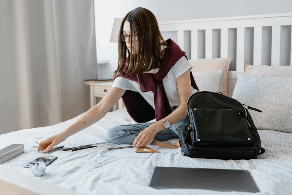 Jovem preparando mochila para o vestibular UEL.