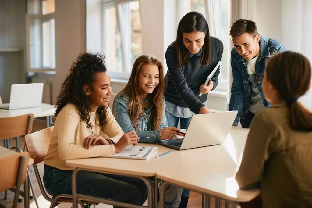Explore as datas comemorativas da Inglaterra e suas tradições 5 colegas estudando