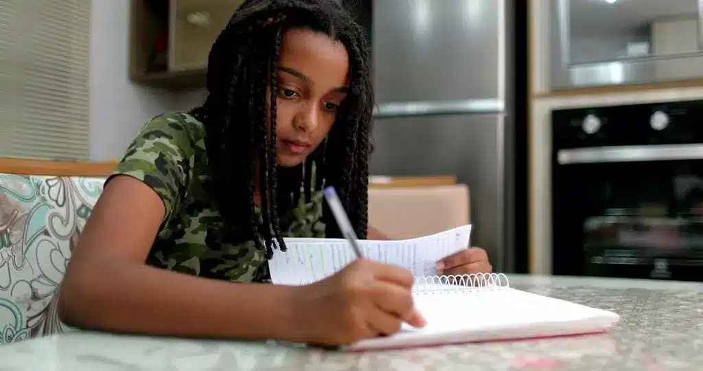 moça escrevendo em caderno