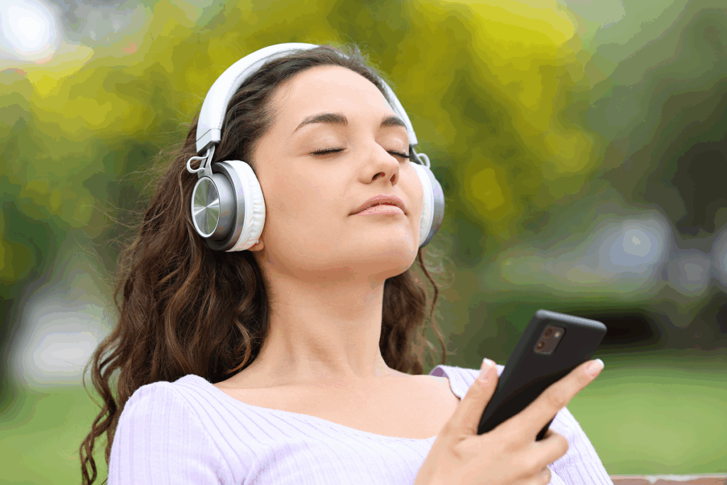 Jovem mulher relaxando e ouvindo música. Melhores universidades brasileiras.