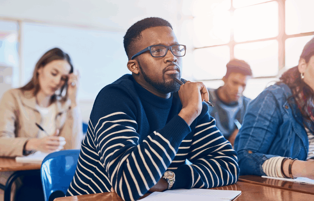 Homem pensando enquanto faz o vestibular UEL.