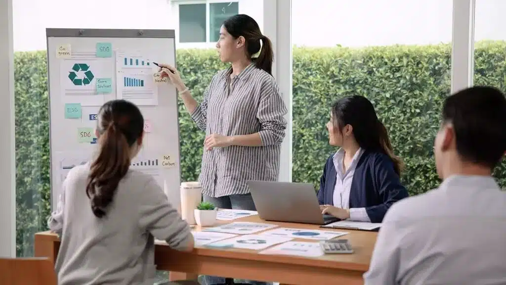 mulher falando sobre sustentabilidade com equipe