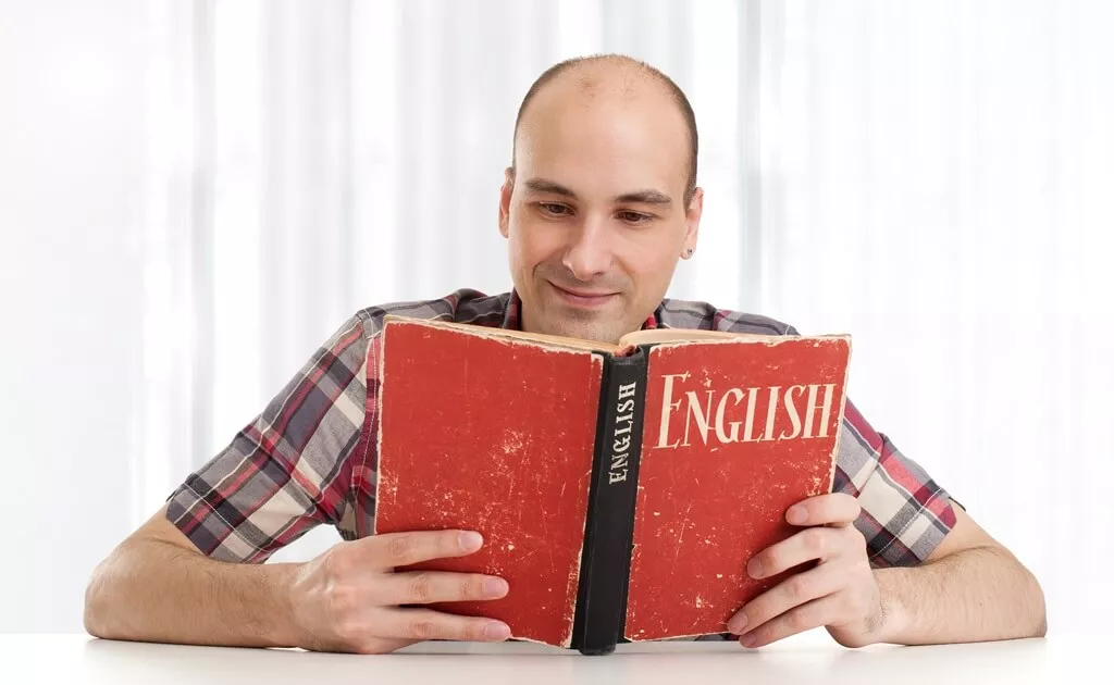 homem lendo livro de inglês
