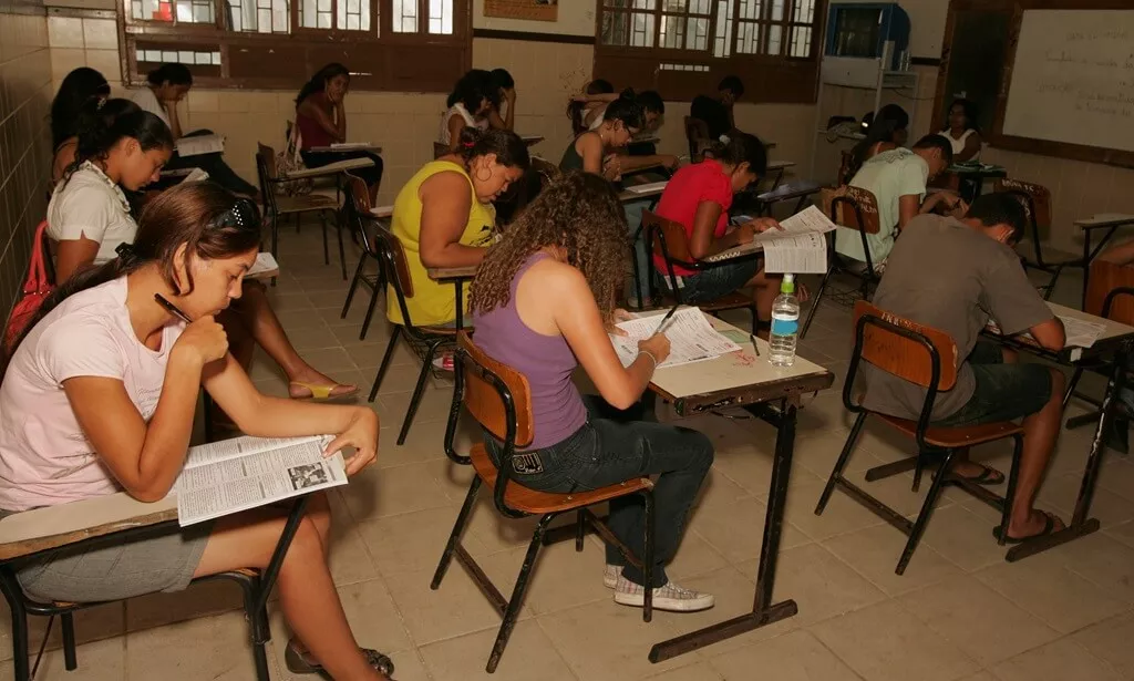 alunos fazendo prova