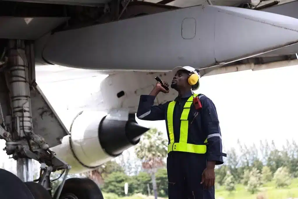 mecânico analisando avião