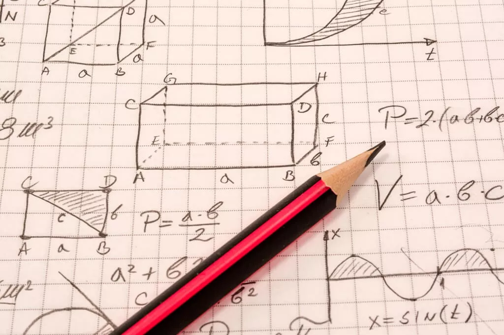 caderno com formas geométricas e contas