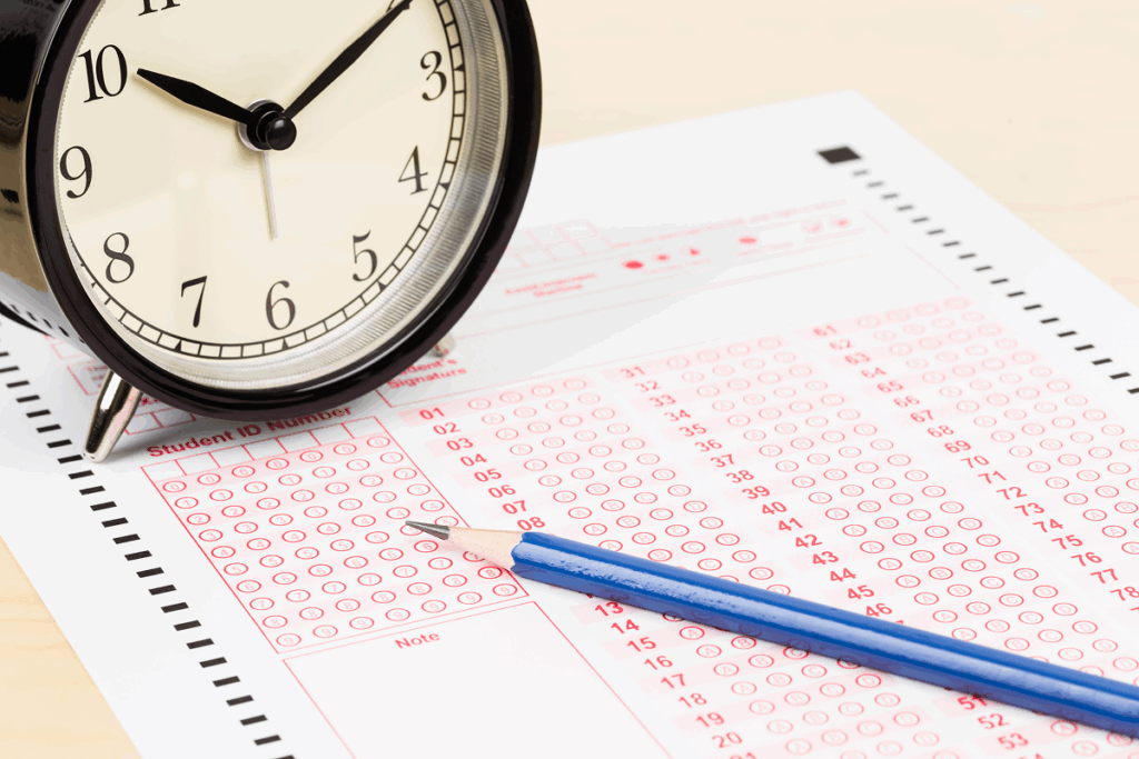 Relógio e gabarito de prova. Segunda fase fuvest.