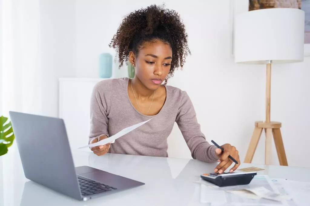 moça fazendo contas